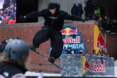 Red Bull Heavy Metal Snowboard 2026 08